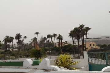 La calima entra con fuerza y reduce la visibilidad en Telde/Antonio Rico, Jesús Ruiz Mesa y TA.