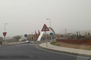 La calima entra con fuerza y reduce la visibilidad en Telde/Antonio Rico, Jesús Ruiz Mesa y TA.