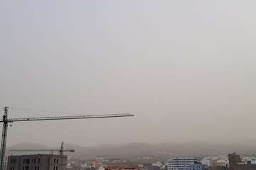 La calima entra con fuerza y reduce la visibilidad en Telde/Antonio Rico, Jesús Ruiz Mesa y TA.