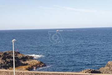 Salvamento Marítimo trata de eliminar un vertido en el mar próximo a la costa de Telde/TA.