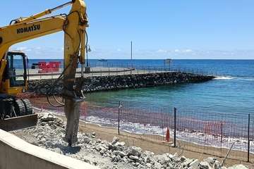 El Ayuntamiento comienza a derribar el muro de la playa de Melenara próximo al viejo muelle/TA.