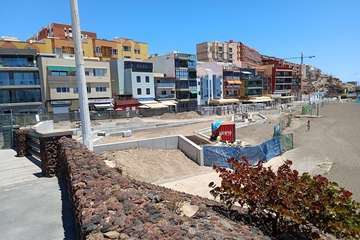 El Ayuntamiento comienza a derribar el muro de la playa de Melenara próximo al viejo muelle/TA.
