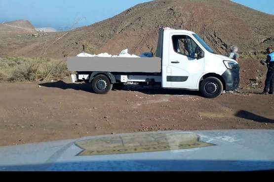 La Policía Verde de Telde identifica y sanciona al autor de los vertidos en la entrada a la finca de Calasio/TA.