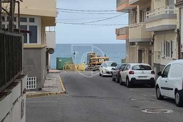 Inicio de los trabajos para arreglar el socavón del paseo marítimo de Salinetas/TA.