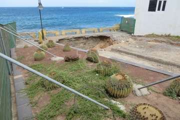 Inicio de los trabajos para arreglar el socavón del paseo marítimo de Salinetas/TA.