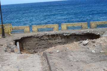 Inicio de los trabajos para arreglar el socavón del paseo marítimo de Salinetas/TA.