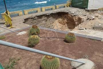 Inicio de los trabajos para arreglar el socavón del paseo marítimo de Salinetas/TA.