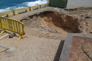 Inicio de los trabajos para arreglar el socavón del paseo marítimo de Salinetas/TA.