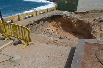 Inicio de los trabajos para arreglar el socavón del paseo marítimo de Salinetas/TA.