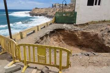 Inicio de los trabajos para arreglar el socavón del paseo marítimo de Salinetas/TA.
