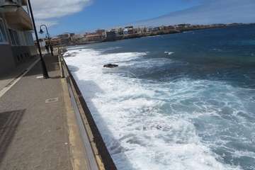 Inicio de los trabajos para arreglar el socavón del paseo marítimo de Salinetas/TA.