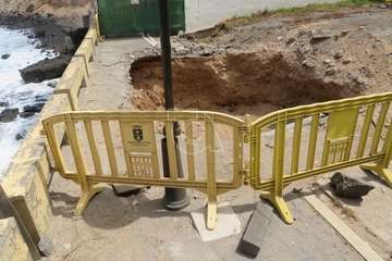 Inicio de los trabajos para arreglar el socavón del paseo marítimo de Salinetas/TA.