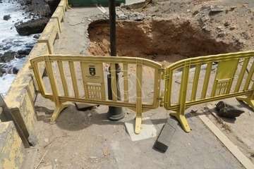 Inicio de los trabajos para arreglar el socavón del paseo marítimo de Salinetas/TA.