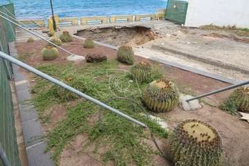 Inicio de los trabajos para arreglar el socavón del paseo marítimo de Salinetas/TA.