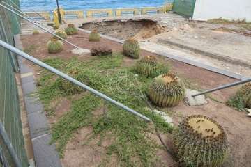 Inicio de los trabajos para arreglar el socavón del paseo marítimo de Salinetas/TA.