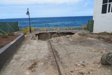 Inicio de los trabajos para arreglar el socavón del paseo marítimo de Salinetas/TA.