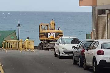 Inicio de los trabajos para arreglar el socavón del paseo marítimo de Salinetas/TA.