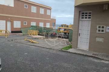 Inicio de los trabajos para arreglar el socavón del paseo marítimo de Salinetas/TA.