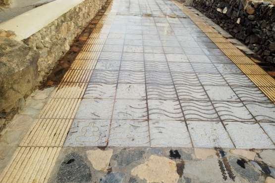 Pérdida de agua en el paseo costero de Hoya del Pozo (Telde)/TA.