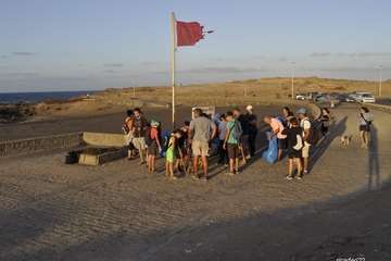  Un grupo de voluntarios retira decenas de kilos de residuos de la costa de Jinámar (Telde)/TA.