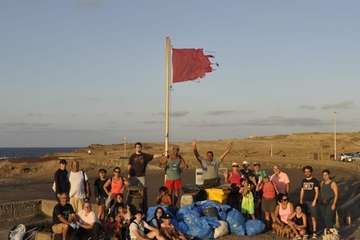  Un grupo de voluntarios retira decenas de kilos de residuos de la costa de Jinámar (Telde)/TA.
