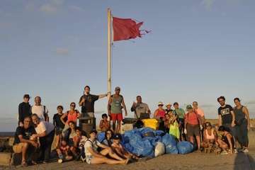  Un grupo de voluntarios retira decenas de kilos de residuos de la costa de Jinámar (Telde)/TA.