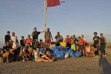 Un grupo de voluntarios retira decenas de kilos de residuos de la costa de Jinámar (Telde)/TA.