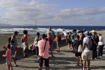  Un grupo de voluntarios retira decenas de kilos de residuos de la costa de Jinámar (Telde)/TA.