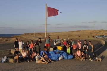  Un grupo de voluntarios retira decenas de kilos de residuos de la costa de Jinámar (Telde)/TA.