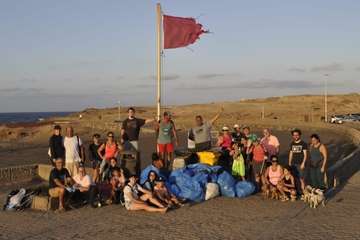  Un grupo de voluntarios retira decenas de kilos de residuos de la costa de Jinámar (Telde)/TA.