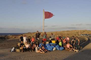  Un grupo de voluntarios retira decenas de kilos de residuos de la costa de Jinámar (Telde)/TA.