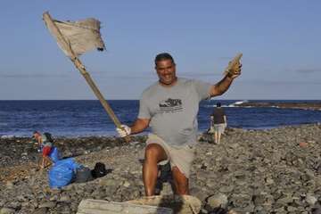  Un grupo de voluntarios retira decenas de kilos de residuos de la costa de Jinámar (Telde)/TA.