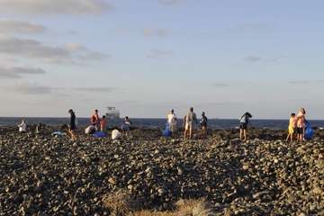  Un grupo de voluntarios retira decenas de kilos de residuos de la costa de Jinámar (Telde)/TA.
