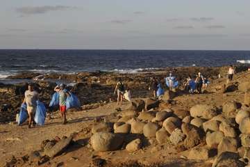  Un grupo de voluntarios retira decenas de kilos de residuos de la costa de Jinámar (Telde)/TA.