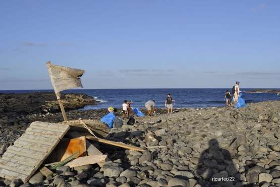  Un grupo de voluntarios retira decenas de kilos de residuos de la costa de Jinámar (Telde)/TA.