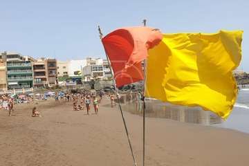 Los socorristas acotan las zonas de baño en playas de Telde debido al oleaje y corrientes/TA.