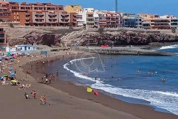 Los socorristas acotan las zonas de baño en playas de Telde debido al oleaje y corrientes/TA.