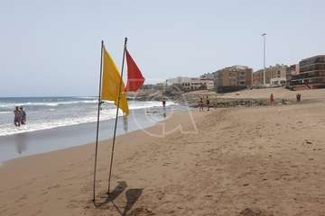 Los socorristas acotan las zonas de baño en playas de Telde debido al oleaje y corrientes/TA.