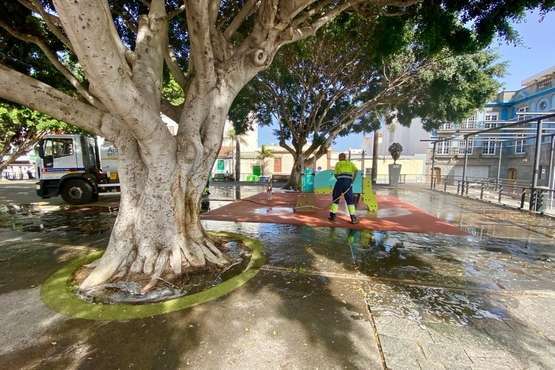  Limpieza y desinfección del área infantil del parque Franchy Roca (Telde)/TA.