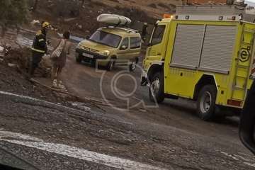 Las lluvias caídas en Telde provocan una cascada sobre la GC-1 e inundan el acceso a Tufia/TA, Antonio Alí y Jesús Ruiz Mesa.