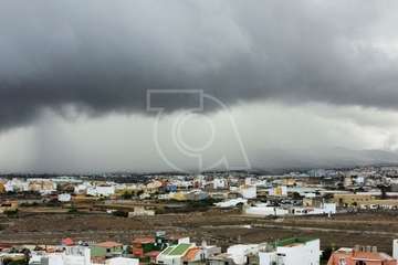Las lluvias caídas en Telde provocan una cascada sobre la GC-1 e inundan el acceso a Tufia/TA, Antonio Alí y Jesús Ruiz Mesa.