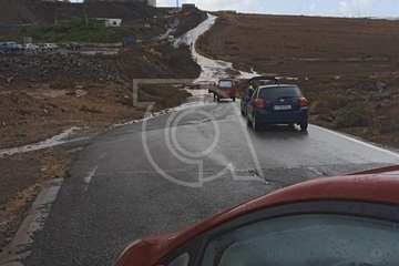 Las lluvias caídas en Telde provocan una cascada sobre la GC-1 e inundan el acceso a Tufia/TA, Antonio Alí y Jesús Ruiz Mesa.
