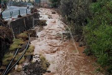 Las lluvias caídas en Telde provocan una cascada sobre la GC-1 e inundan el acceso a Tufia/TA, Antonio Alí y Jesús Ruiz Mesa.