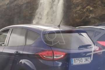 Las lluvias caídas en Telde provocan una cascada sobre la GC-1 e inundan el acceso a Tufia/TA, Antonio Alí y Jesús Ruiz Mesa.