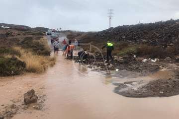 Las lluvias caídas en Telde provocan una cascada sobre la GC-1 e inundan el acceso a Tufia/TA, Antonio Alí y Jesús Ruiz Mesa.