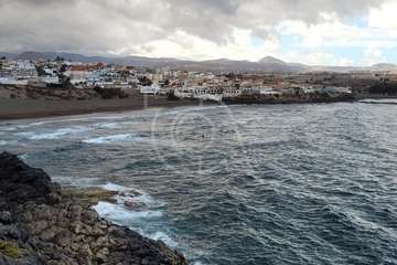 Las lluvias caídas en Telde provocan una cascada sobre la GC-1 e inundan el acceso a Tufia/TA, Antonio Alí y Jesús Ruiz Mesa.