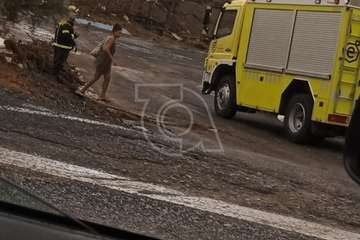 La intensa lluvia desborda el barranquillo que desemboca en la playa de Ojos de Garza/TA y Antonio Alí.