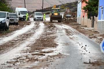Telde activa un dispositivo para limpiar carreteras tras el intenso aguacero/TA y Antonio Alí.