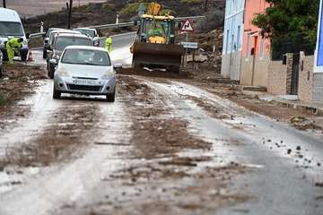 Telde activa un dispositivo para limpiar carreteras tras el intenso aguacero/TA y Antonio Alí.