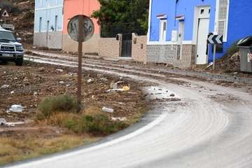Telde activa un dispositivo para limpiar carreteras tras el intenso aguacero/TA y Antonio Alí.